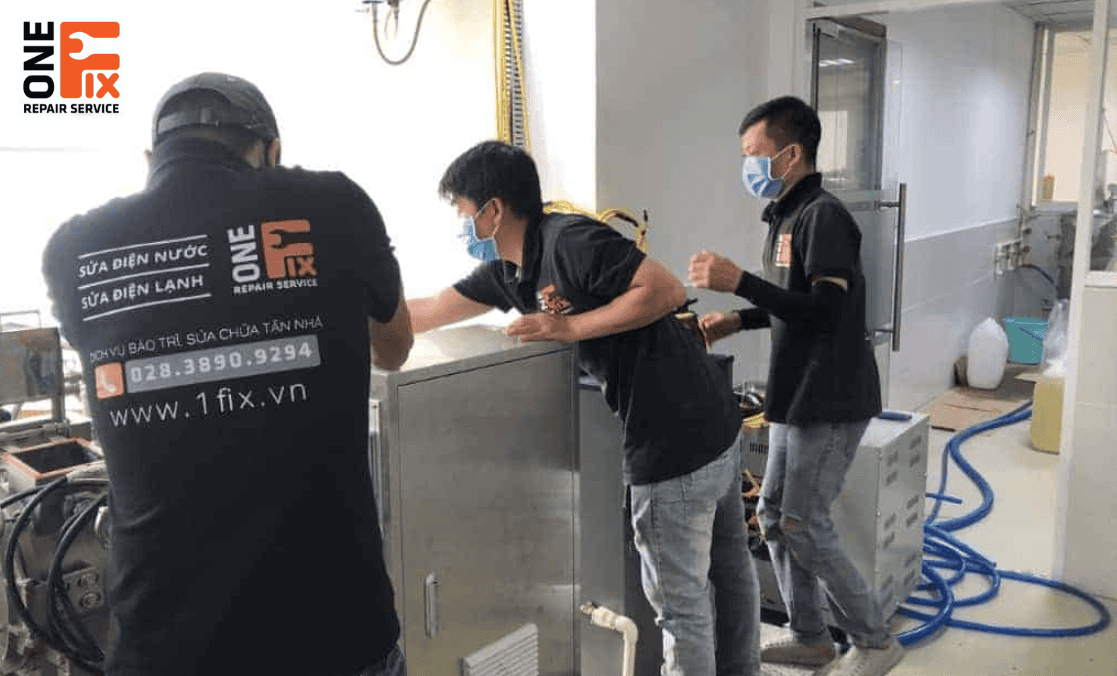 Thợ điện nước 1FIX tay nghề cao đang kiểm tra hệ thống điện phức tạp tại một văn phòng ở Quận 3.