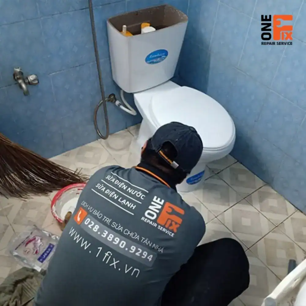 Thợ đang kiểm tra kỹ lưỡng vị trí lắp đặt ron đế bồn cầu để chống rò rỉ nước.
