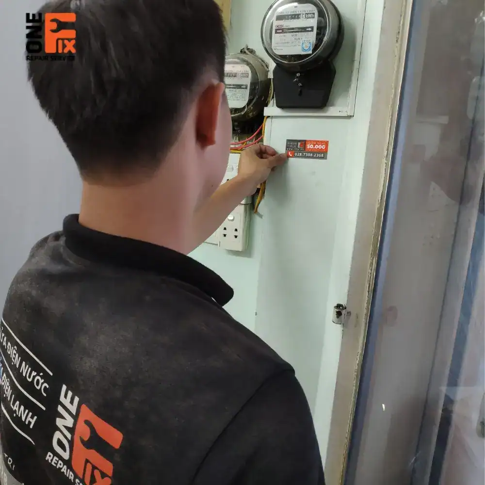 Thợ 1Fix đang lắp đặt đồng hồ điện riêng cho từng phòng trọ tại Thủ Đức