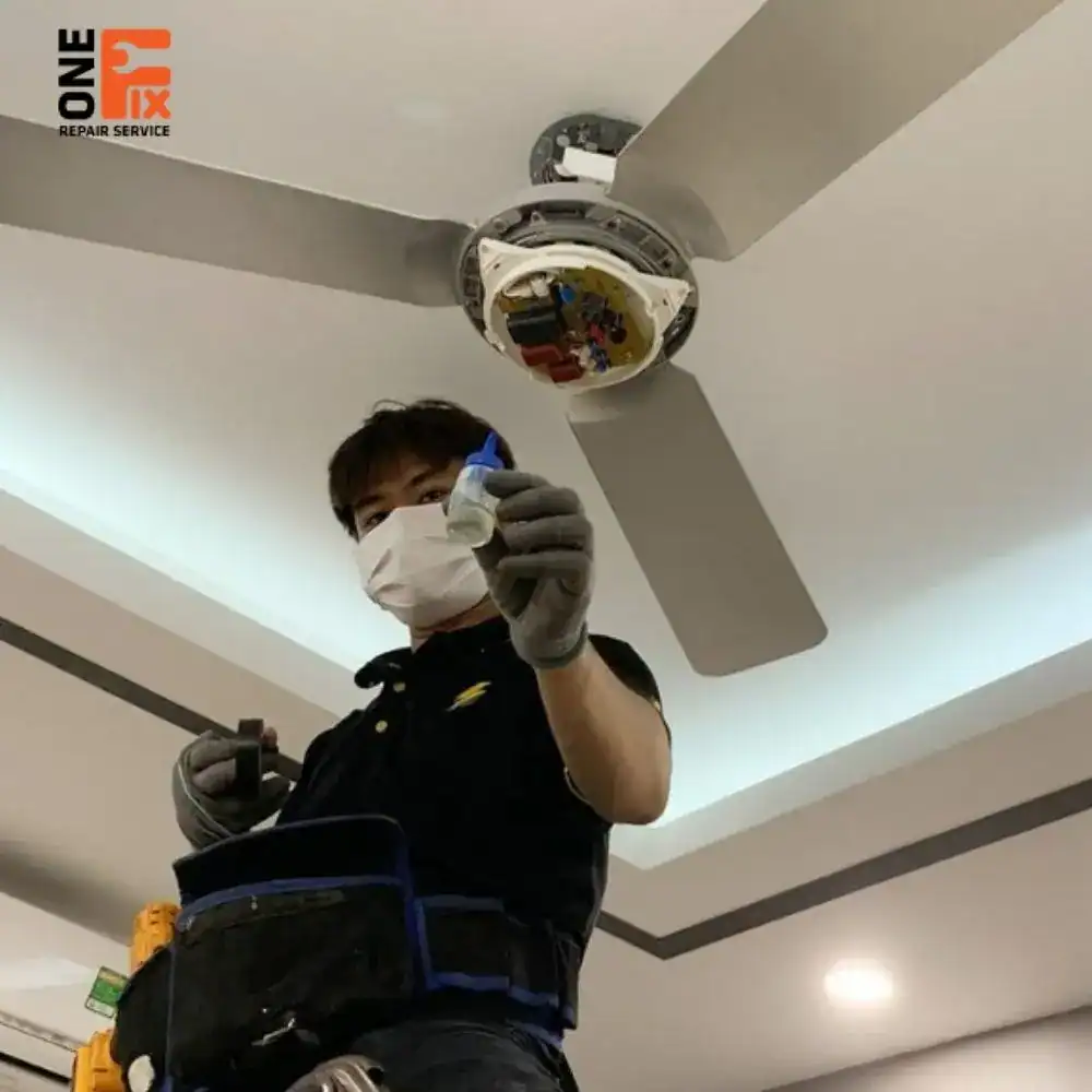 Lắp đặt thành công quạt trần có đèn trang trí cho phòng khách, đảm bảo thẩm mỹ và an toàn.