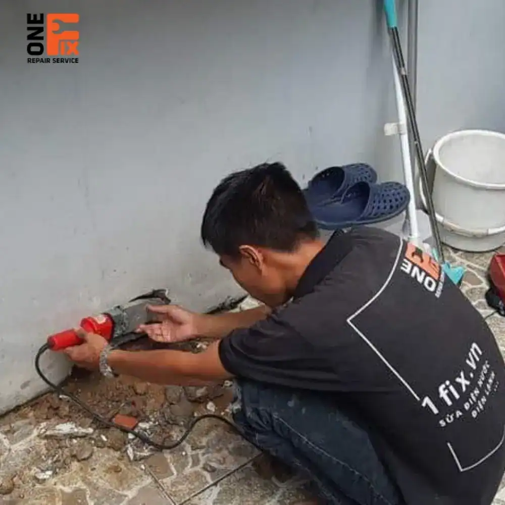 Sử dụng máy dò tìm rò rỉ nước âm tường chuyên dụng