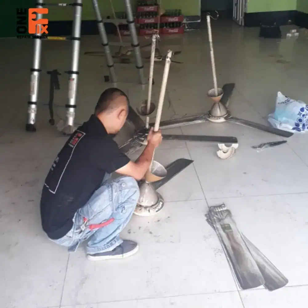 Thợ 1FIX đang xử lý quạt trần bị rung lắc, cân chỉnh cánh quạt