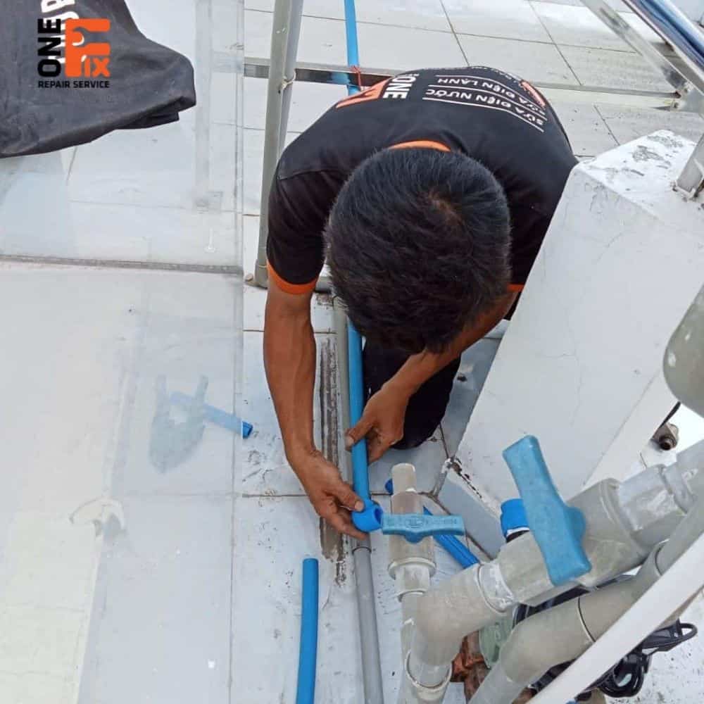 Thợ 1Fix đang kiểm tra áp lực nước để xử lý tình trạng nước yếu tại một nhà dân ở Bình Tân