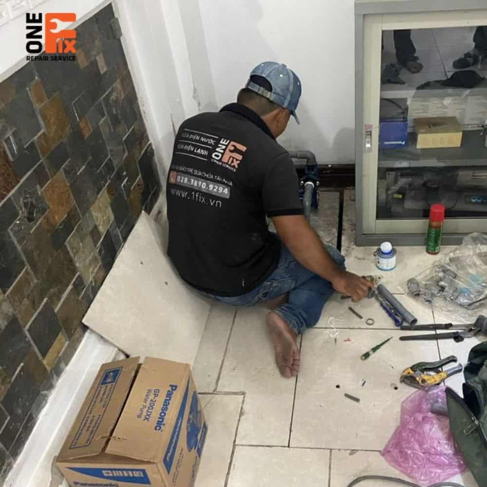 Thợ 1Fix sử dụng máy dò tìm rò rỉ nước chuyên dụng để xác định vị trí ống bể âm tường tại Bình Tân