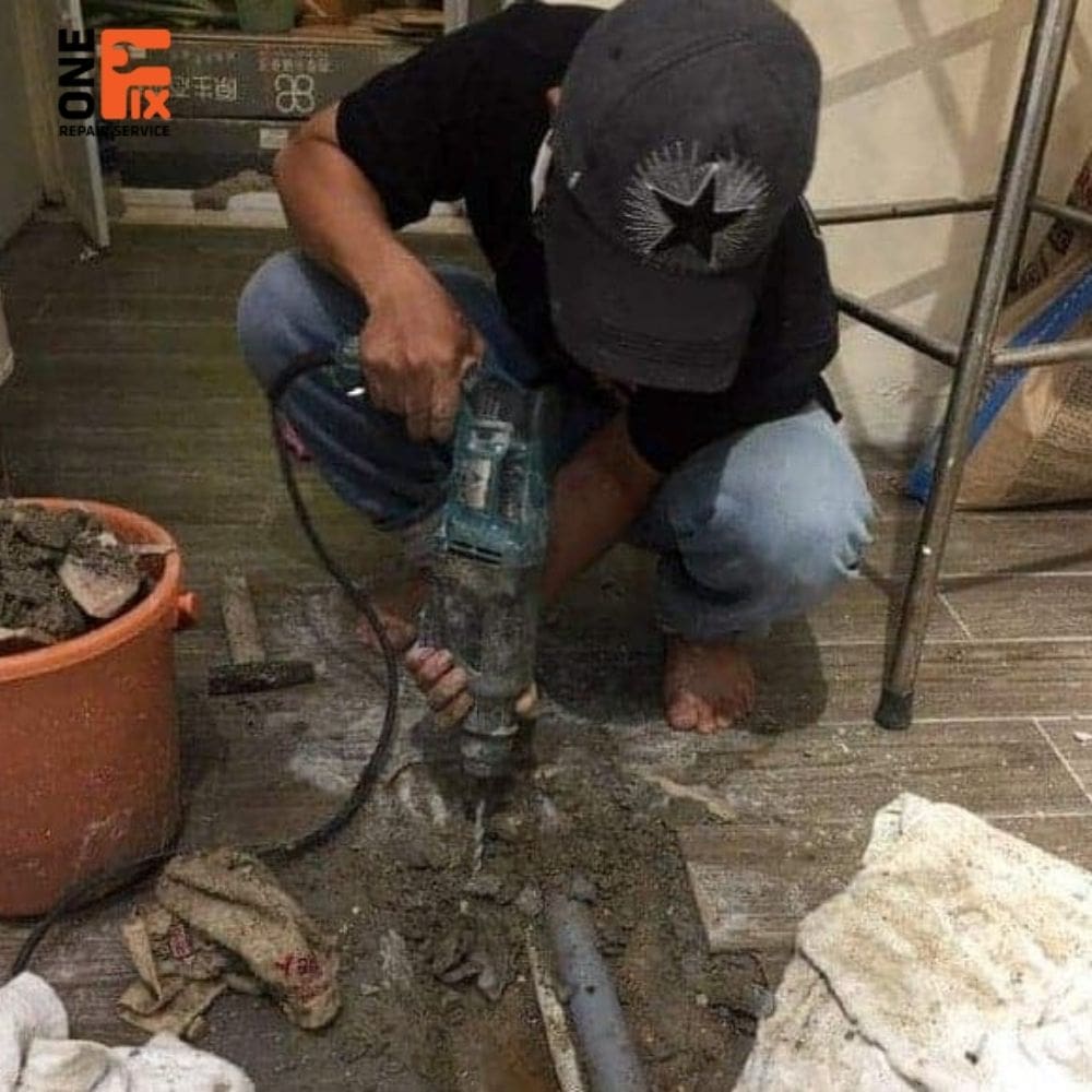 Thợ 1FIX đang khắc phục đường ống nước bị vỡ âm dưới sàn nhà tại Bình Thạnh