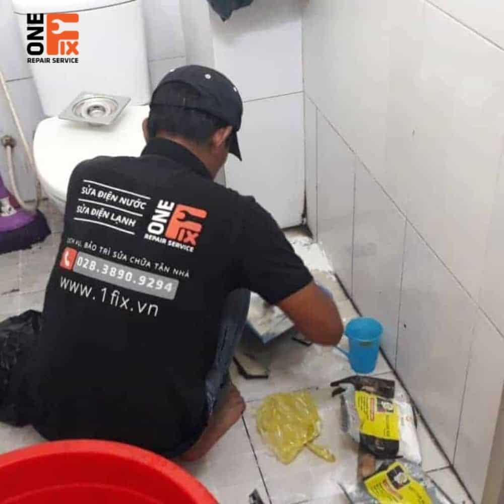 Lắp đặt lavabo mới cho khách hàng sau khi sửa xong đường ống tại Bình Thạnh