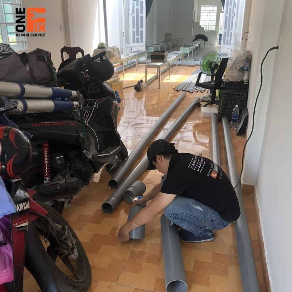 Thợ của 1FIX đang sửa chữa sự cố ống nước tại một gia đình ở quận Bình Thạnh