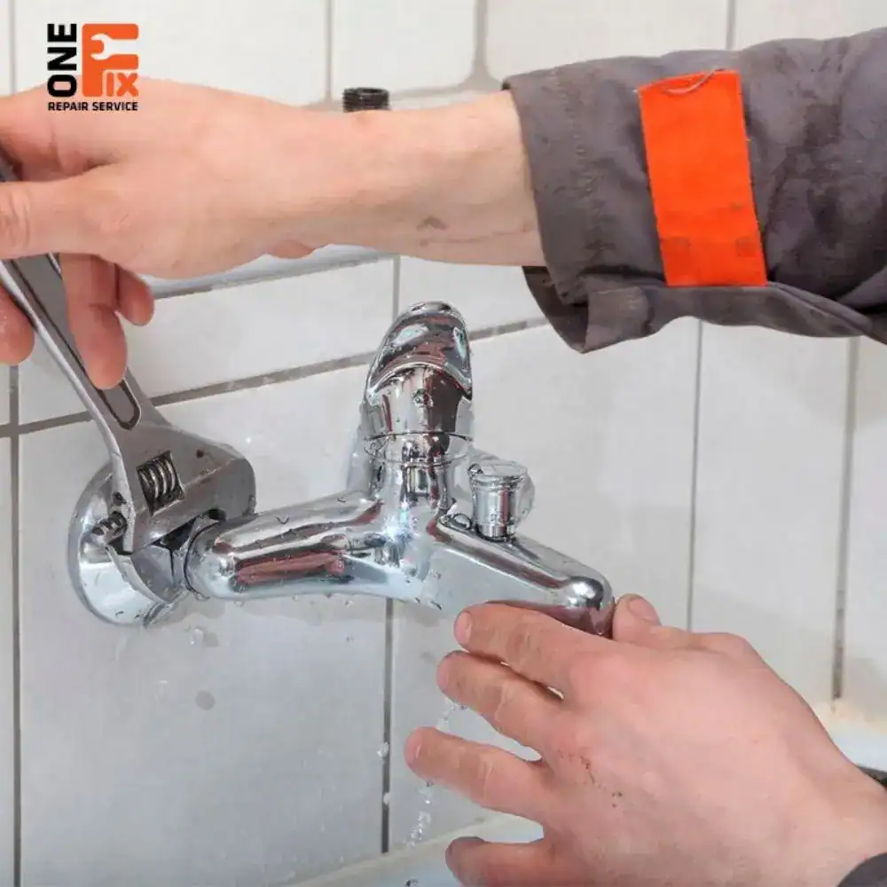 Thợ 1Fix với đầy đủ đồ nghề chuyên dụng đang chuẩn bị sửa chữa vòi hoa sen cho khách hàng.