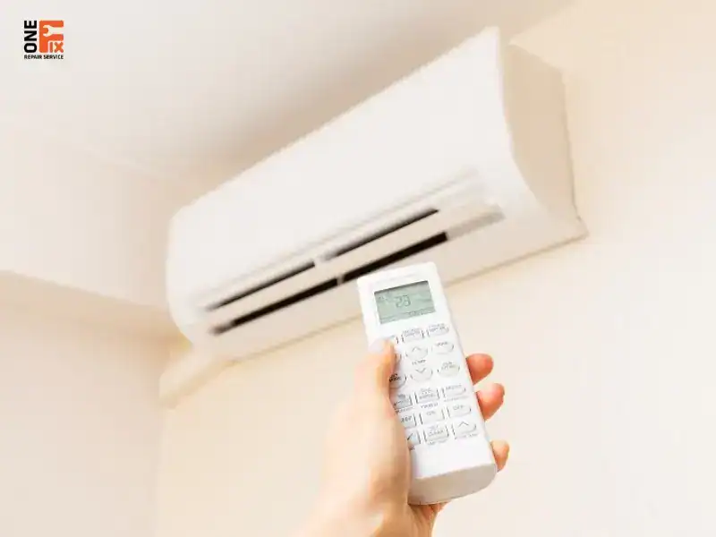 Thợ 1Fix kiểm tra lại hoạt động của máy lạnh sau khi bảo dưỡng xong.