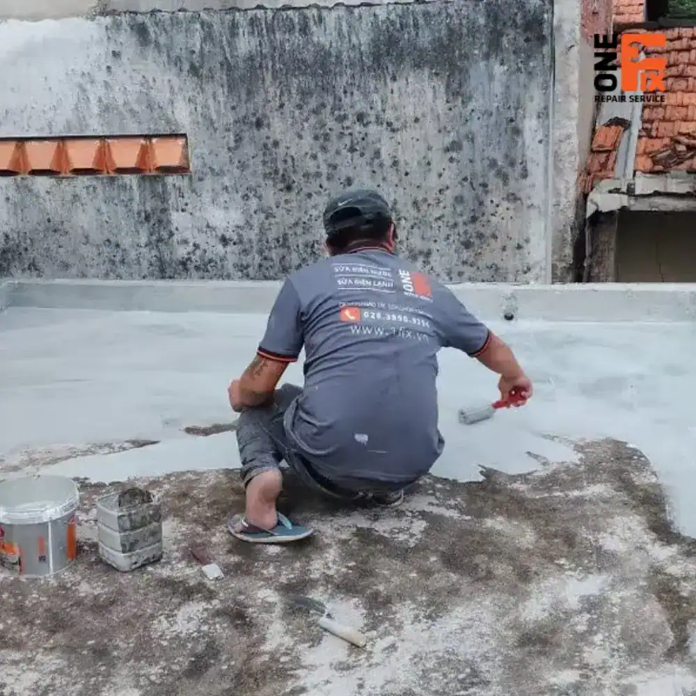 Thợ 1Fix đang lăn lớp sơn chống thấm chuyên dụng lên bề mặt trần bê tông.
