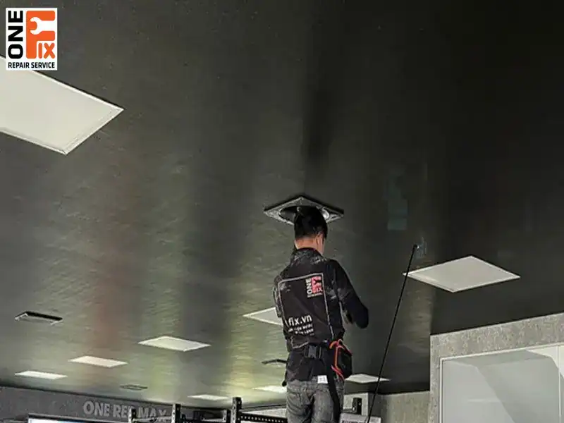 Đội ngũ thợ 1FIX chuyên nghiệp nhận lắp đèn trần theo yêu cầu với đầy đủ trang thiết bị