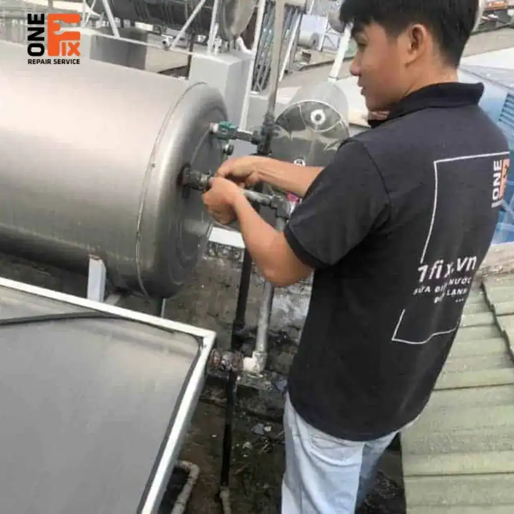 Thợ 1FIX sử dụng đèn pin chuyên dụng để kiểm tra kỹ lưỡng vị trí rò rỉ nước trên đường ống của máy năng lượng mặt trời.
