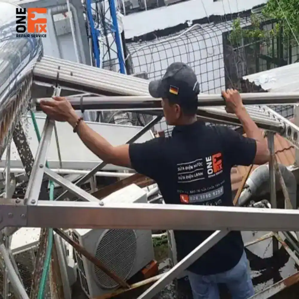 Thợ 1FIX đang kiểm tra và sửa chữa máy nước nóng không nóng tại nhà khách hàng ở Thủ Đức.