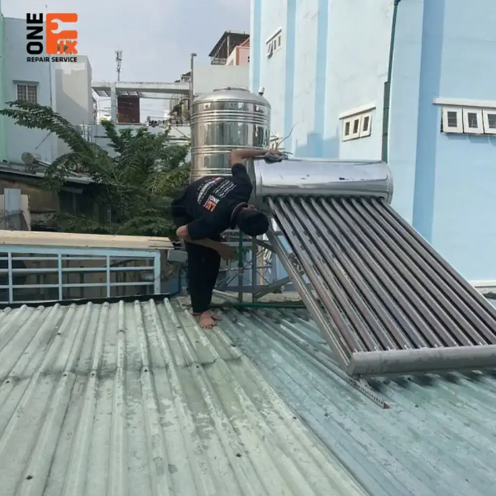 Thợ đang thay thế ron và van xả mới cho máy nước nóng năng lượng mặt trời để khắc phục triệt để tình trạng rò rỉ nước.