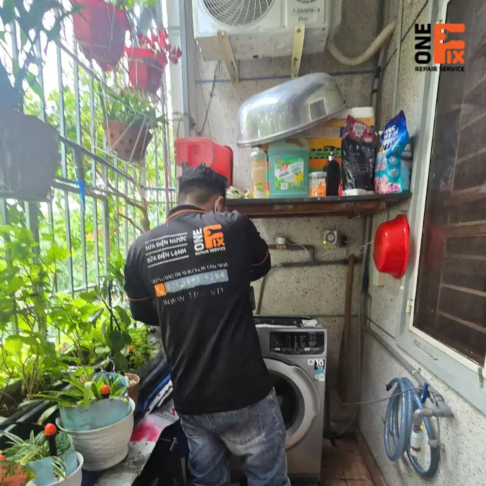 Kiểm tra lần cuối sau khi lắp đặt cơ bản máy giặt, đảm bảo không rò rỉ nước.