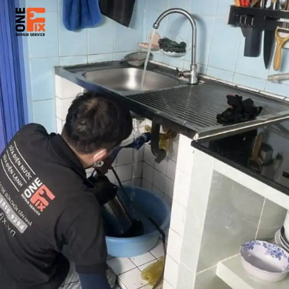 Thợ 1Fix lắp đặt vòi rửa bát mới cho căn bếp, đảm bảo thẩm mỹ và không rò rỉ.