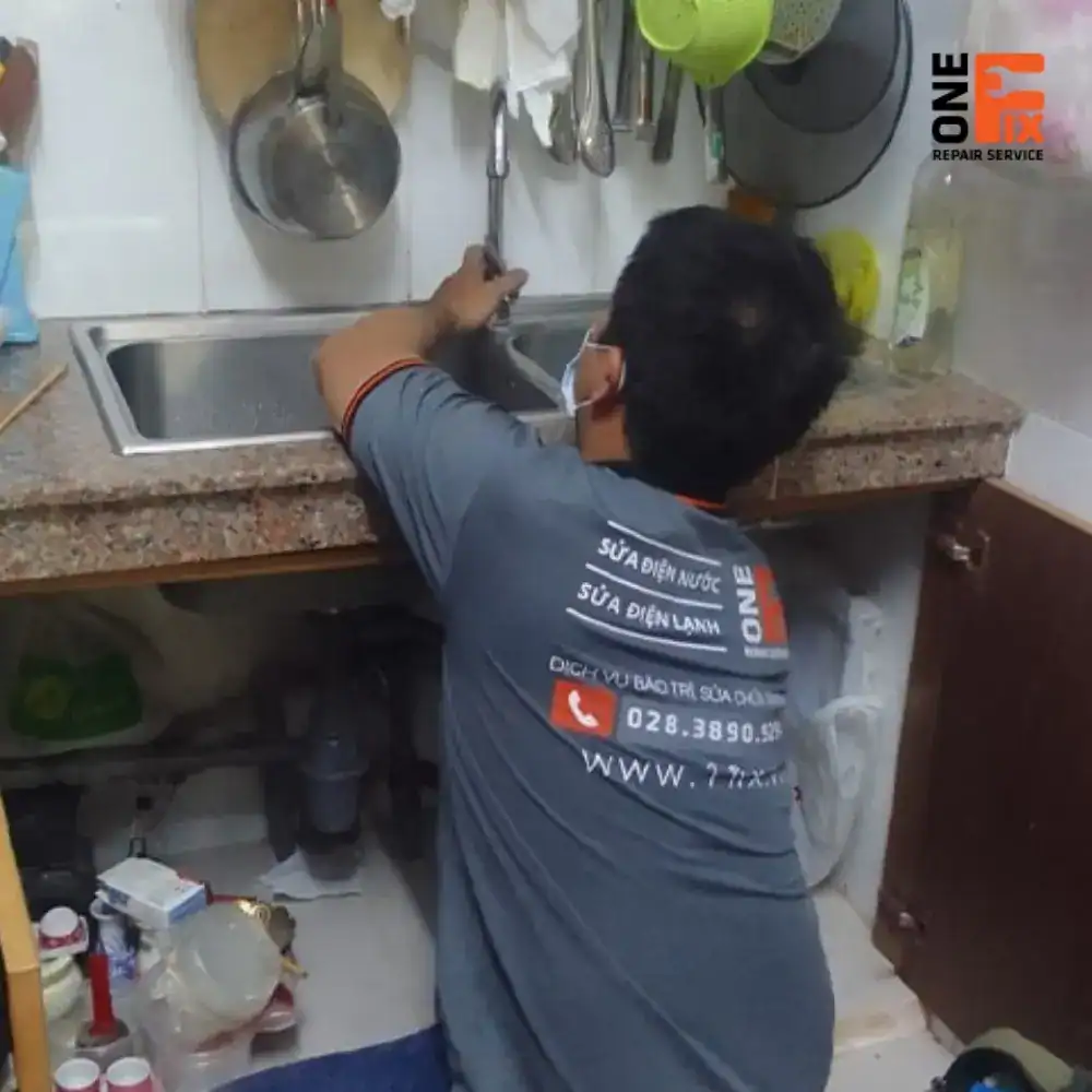 Vòi nước chảy yếu, tia nước không đều do bị tắc nghẽn cặn bẩn.